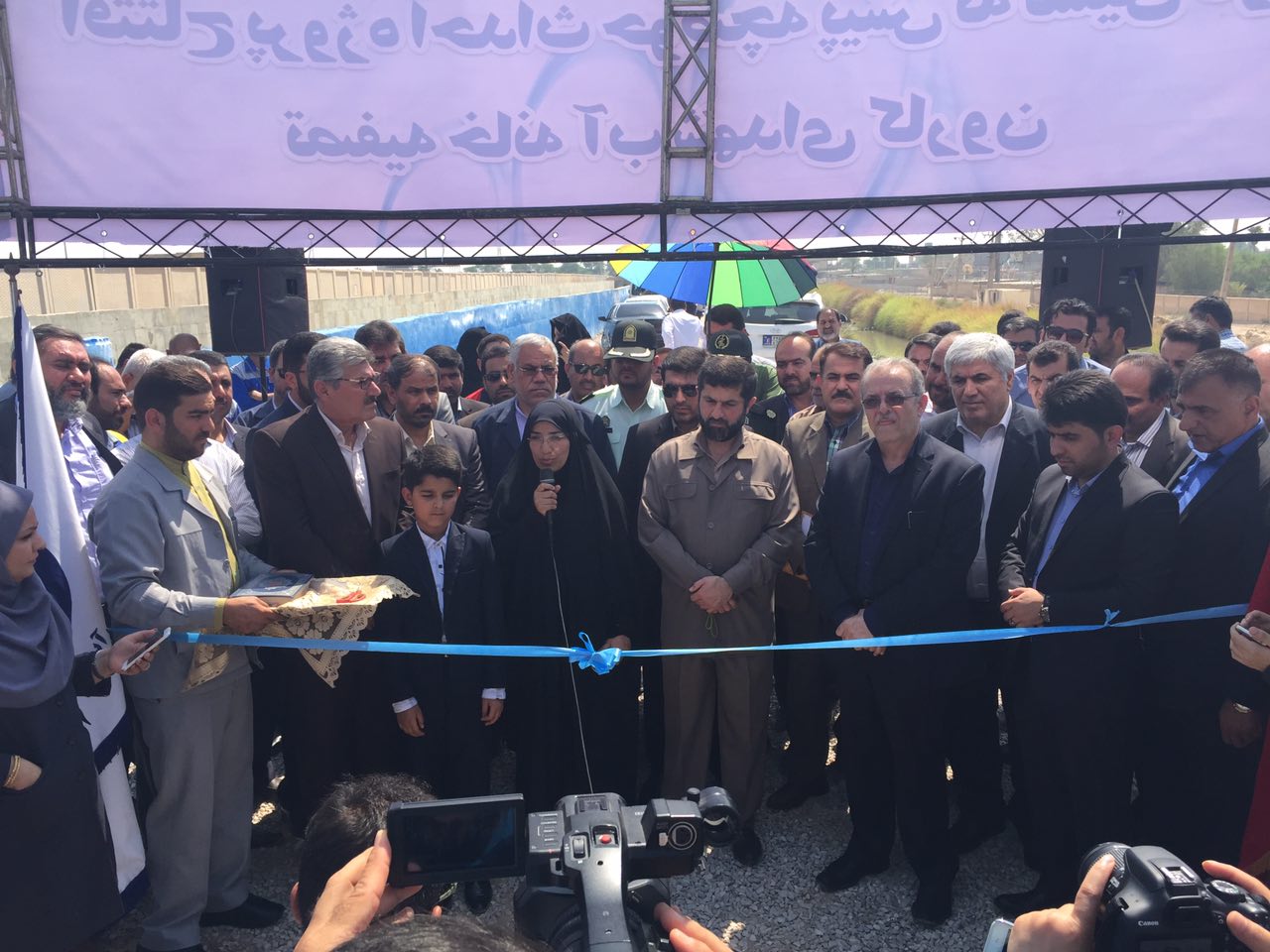 گزارش تصویری /کوشاخبر /حضور دکتر شریعتی استاندار خوزستان و مهندس فردوس کریمی مدیرعامل آبفا اهواز در مراسم افتتاح طرح های شرکت آبفا اهواز
