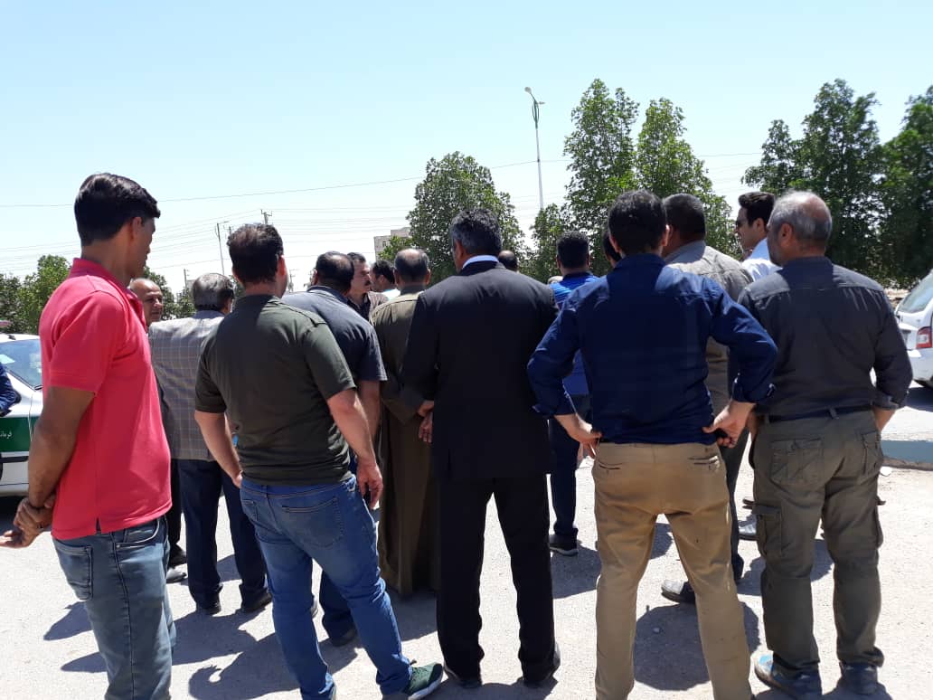 در شرایطی که خوزستان شدیدا نیازمند آرامش است چه کسانی؟ و چرا با صدور دستورات سلبی باعث ایجاد بحران و ایجاد تنش در میدان میوه و تره بار الغدیر شده اند؟ در شرایطی که خوزستان شدیدا نیازمند آرامش است چه کسانی؟ و چرا با صدور دستورات سلبی باعث ایجاد بحران و ایجاد تنش در میدان میوه و تره بار الغدیر شده اند؟