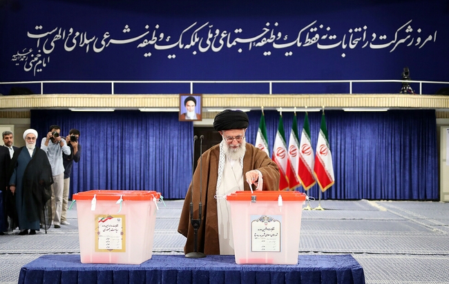 رهبر معظم انقلاب اسلامی در اولین دقایق آغاز رأی گیری: مردم با دقت، ملاحظه و شناخت در انتخابات شرکت کنند